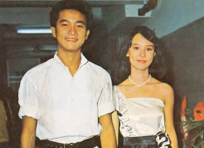 58歲女星嫁入賭王家族4年,自曝仍冠亡夫姓,現任老公無條件支持
