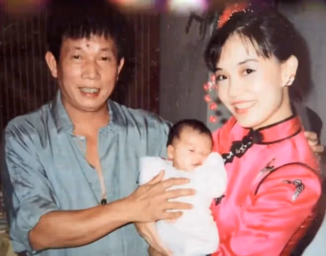 58歲女星嫁入賭王家族4年,自曝仍冠亡夫姓,現任老公無條件支持