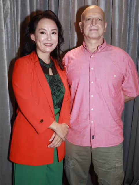 58歲女星嫁入賭王家族4年,自曝仍冠亡夫姓,現任老公無條件支持