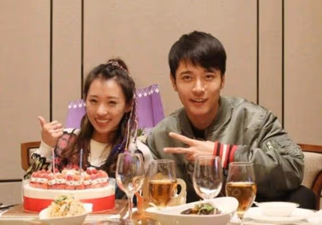 洪欣離婚後首露面!帶莫少聰兒子赴台聚會心情好,不見張丹峰女兒