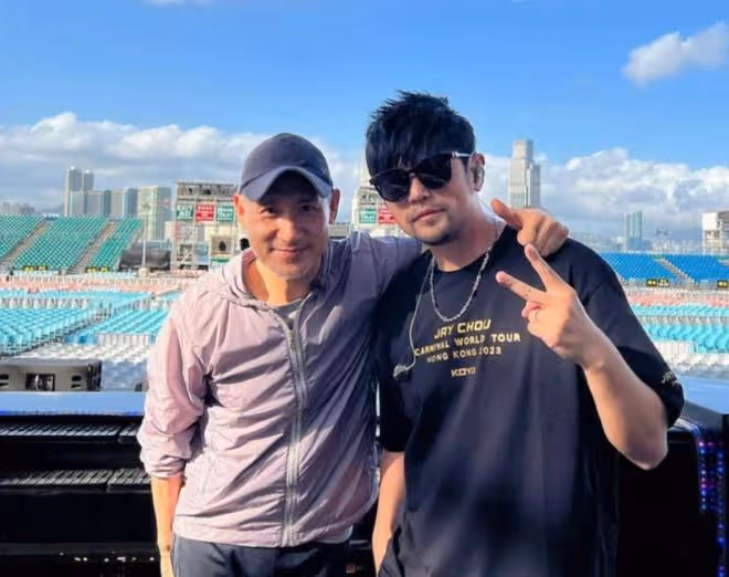 周杰倫開演唱會粉絲太瘋狂!富豪包遊艇偷看,美女不顧危險爬圍欄