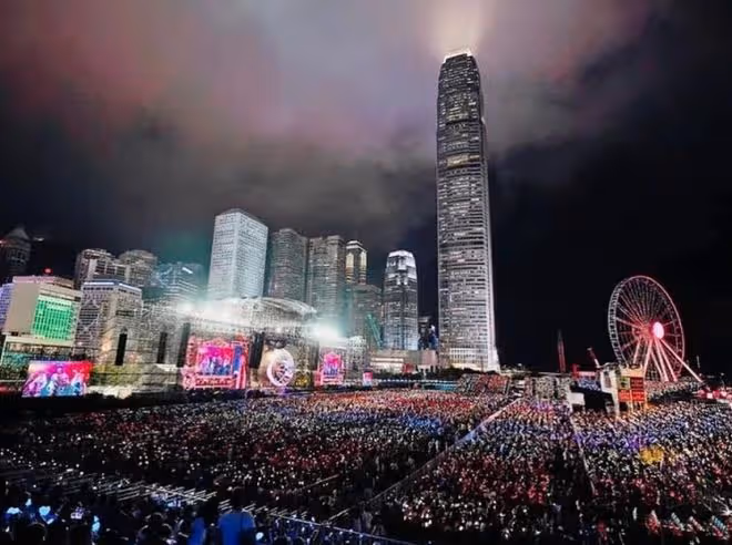 周杰倫開演唱會粉絲太瘋狂!富豪包遊艇偷看,美女不顧危險爬圍欄