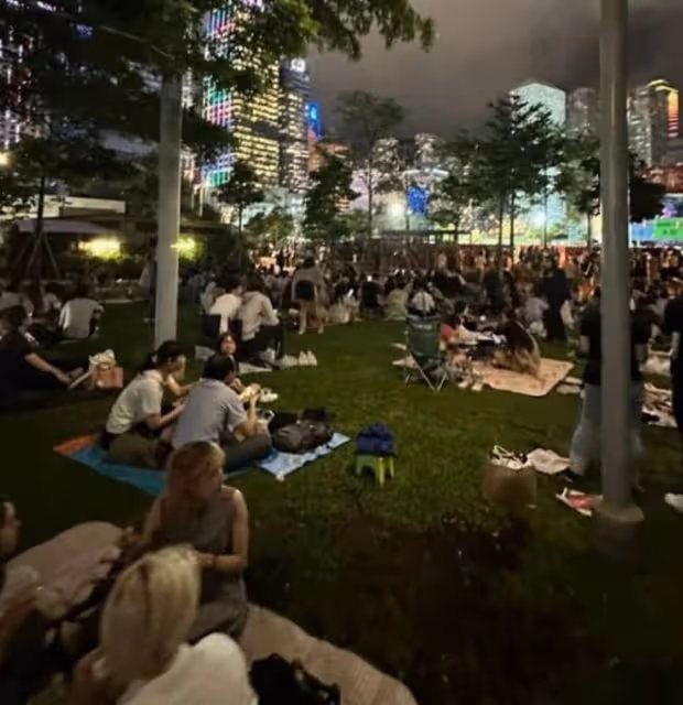 周杰倫開演唱會粉絲太瘋狂!富豪包遊艇偷看,美女不顧危險爬圍欄