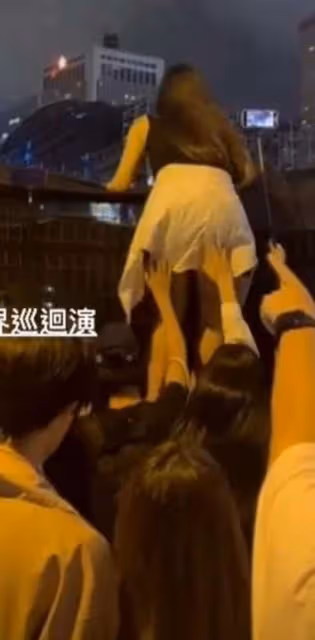 周杰倫開演唱會粉絲太瘋狂!富豪包遊艇偷看,美女不顧危險爬圍欄