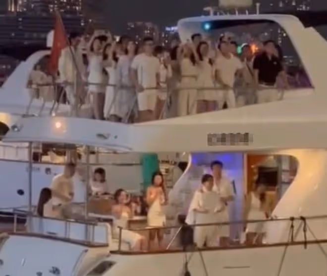 周杰倫開演唱會粉絲太瘋狂!富豪包遊艇偷看,美女不顧危險爬圍欄