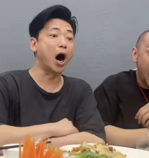 TVB男配角回老家汕頭！被美女環繞笑開懷，吃生腌海鮮餐直呼太爽