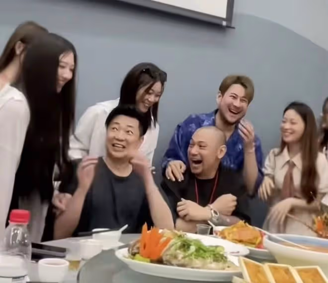 TVB男配角回老家汕頭！被美女環繞笑開懷，吃生腌海鮮餐直呼太爽