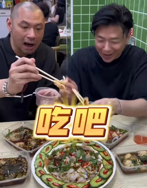 TVB男配角回老家汕頭！被美女環繞笑開懷，吃生腌海鮮餐直呼太爽