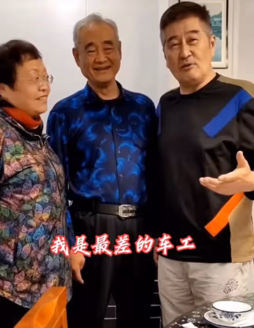 TVB男配角回老家汕頭！被美女環繞笑開懷，吃生腌海鮮餐直呼太爽