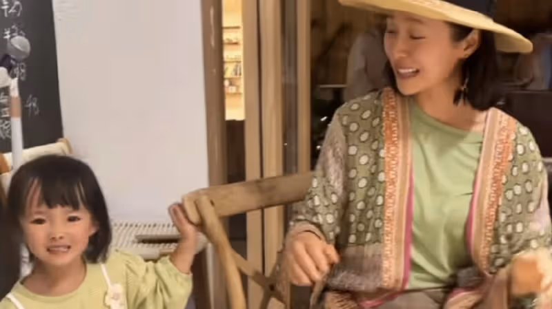 江一燕教娃唱跳「挖呀挖」，跪在地上與孩子互動，2歲女兒顏值頗高