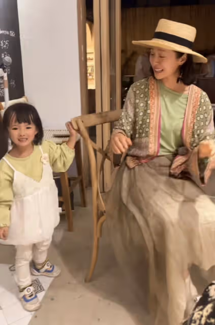 江一燕教娃唱跳「挖呀挖」,跪在地上與孩子互動,2歲女兒顏值頗高