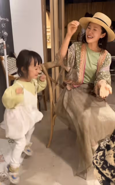 江一燕教娃唱跳「挖呀挖」,跪在地上與孩子互動,2歲女兒顏值頗高