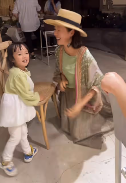 江一燕教娃唱跳「挖呀挖」,跪在地上與孩子互動,2歲女兒顏值頗高