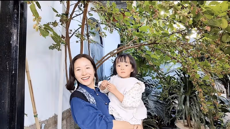 江一燕教娃唱跳「挖呀挖」,跪在地上與孩子互動,2歲女兒顏值頗高