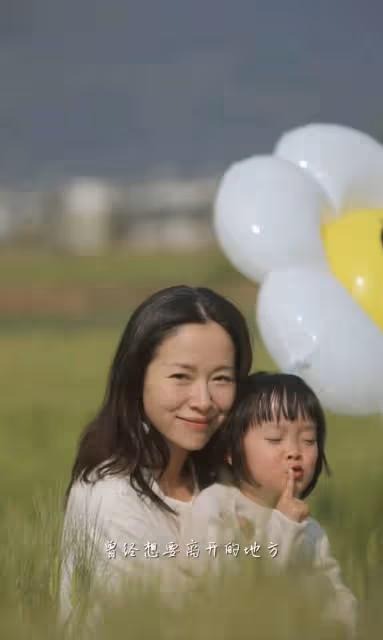 江一燕教娃唱跳「挖呀挖」,跪在地上與孩子互動,2歲女兒顏值頗高