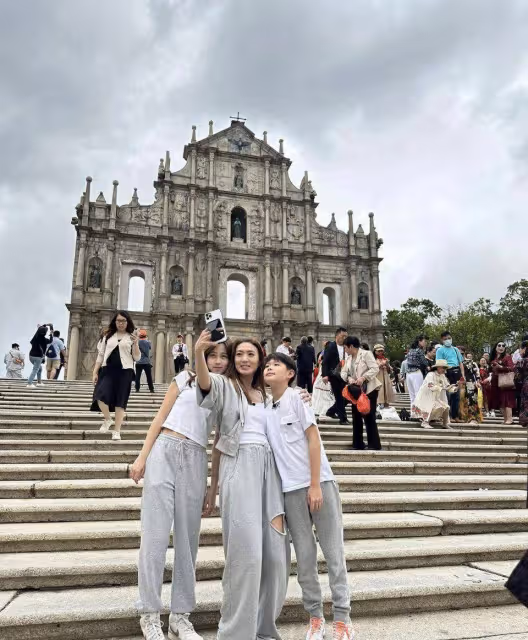 驚人的！TVB女星曬與兒女合照，14歲女兒顏值高，被要求原地出道