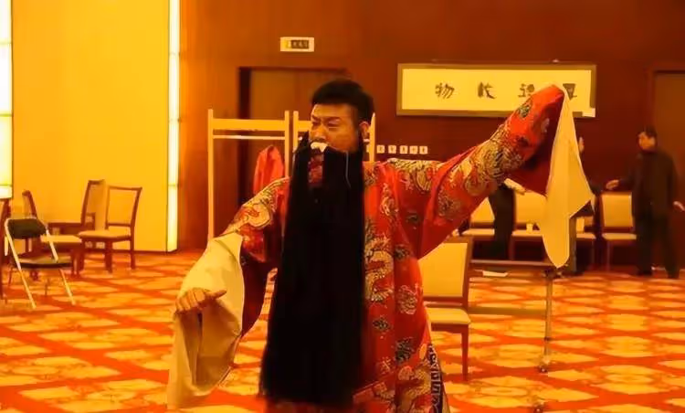 成名後，「硬漢一哥」拋妻棄子，遠嫁楊若兮，現在下線了，沒人用了