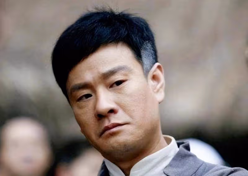 成名後，「硬漢一哥」拋妻棄子，遠嫁楊若兮，現在下線了，沒人用了