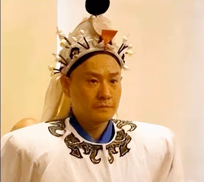 成名後，「硬漢一哥」拋妻棄子，遠嫁楊若兮，現在下線了，沒人用了