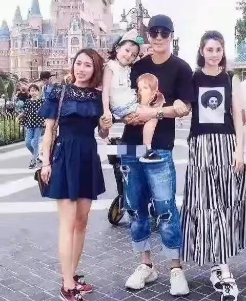 原來張丹峰是為了挽救自己的婚姻，因為離婚分一半家產不利，洪欣多年零收入