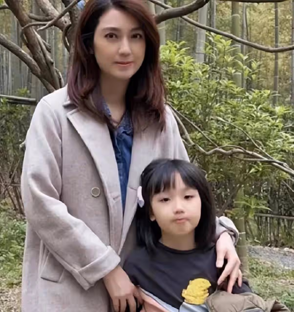 原來張丹峰是為了挽救自己的婚姻，因為離婚分一半家產不利，洪欣多年零收入