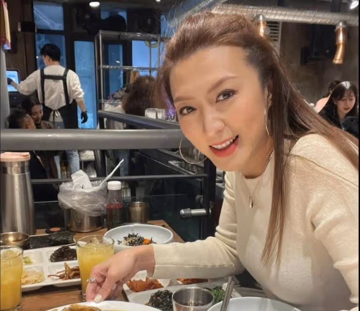 姚嘉妮帶著一對孩子出現在宣傳片中實屬罕見，女兒長得好看穿得像媽媽