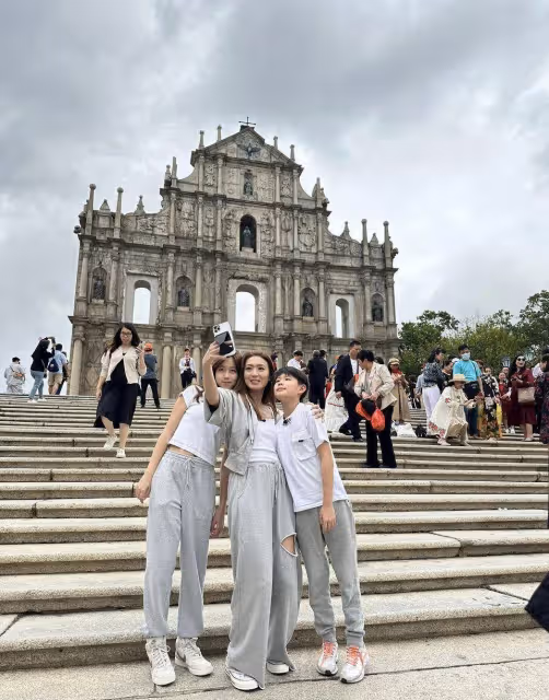 姚嘉妮帶著一對孩子出現在宣傳片中實屬罕見，女兒長得好看穿得像媽媽