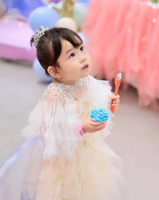 嚴屹寬為女兒慶生！女兒穿公主裙太呆萌，可惜沒有遺傳他的好基因
