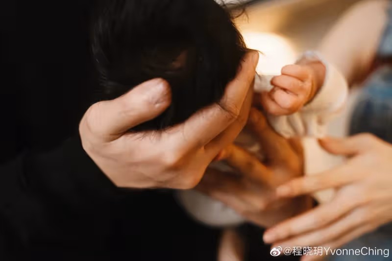 恭喜!程曉玥曬全家福官宣生女,胖豆豆發量驚人,眉眼彎彎太像媽