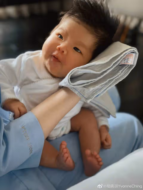 恭喜!程曉玥曬全家福官宣生女,胖豆豆發量驚人,眉眼彎彎太像媽