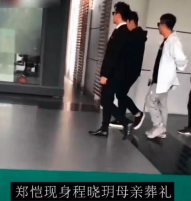 恭喜!程曉玥曬全家福官宣生女,胖豆豆發量驚人,眉眼彎彎太像媽