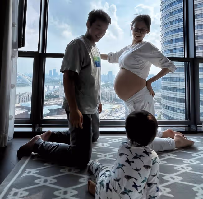 恭喜!程曉玥曬全家福官宣生女,胖豆豆發量驚人,眉眼彎彎太像媽