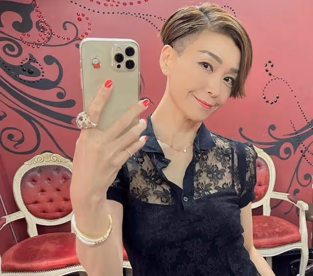 香港知名女星被質疑患病,瘦到雙頰凹陷青筋凸起,宛如紙片人