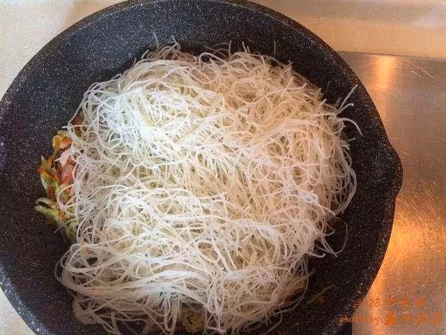 米粉要想好吃, 最重要的是泡米粉, 到底應該用冷水還是熱水呢?
