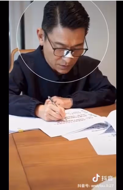 劉德華片場真實狀態曝光,用衛生紙當鼻托,引起網友熱議