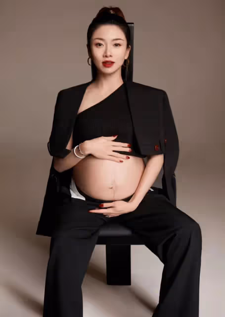 鄭愷前任程曉玥官宣產女,曬寶寶正臉,Ellary秀髮濃密笑容好治癒