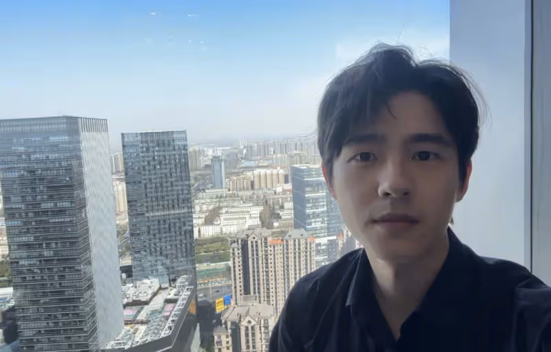 劉昊然被曝打球時摳腳又聞手遭群嘲,工作室發文解釋,極力挽回形象