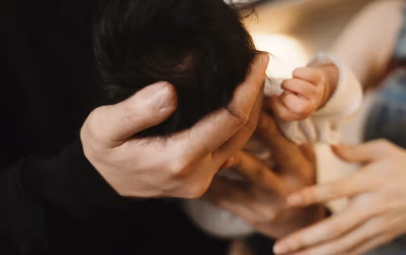 鄭愷前任程曉玥官宣產女,大方曬寶寶正臉,Ellary發量濃密笑容好治癒