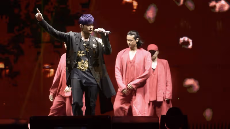 周杰倫香港戶外演唱會氛圍熱烈，唱40首歌仍未盡興，場內外人潮湧動