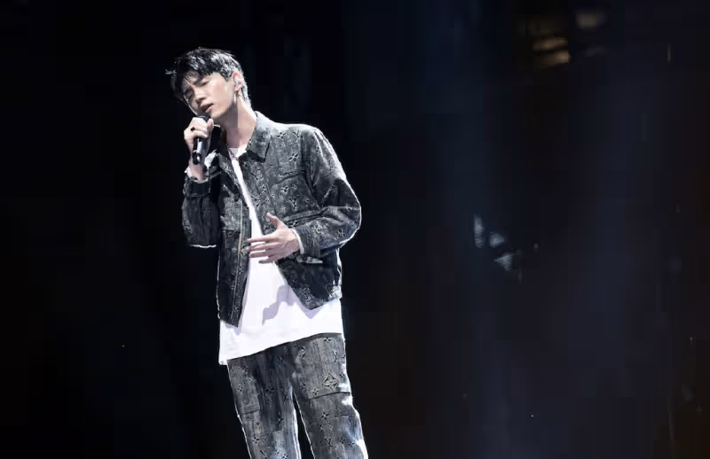 周杰倫香港戶外演唱會氛圍熱烈,唱40首歌仍未盡興,場內外人潮湧動