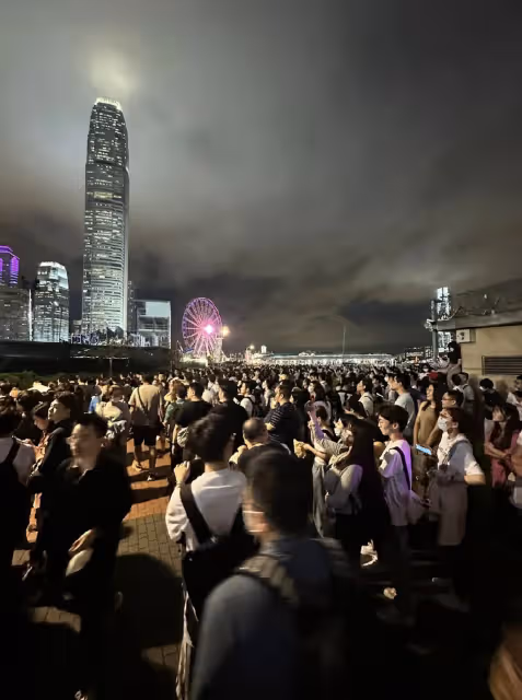周杰倫香港戶外演唱會氛圍熱烈,唱40首歌仍未盡興,場內外人潮湧動