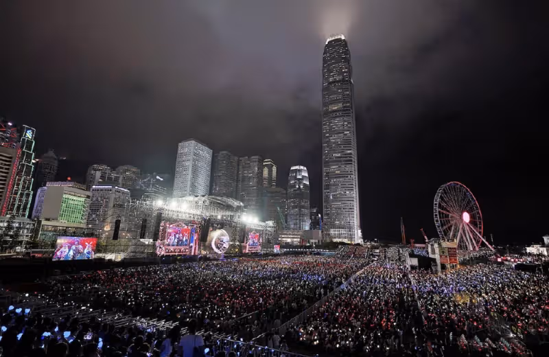 周杰倫香港戶外演唱會氛圍熱烈,唱40首歌仍未盡興,場內外人潮湧動