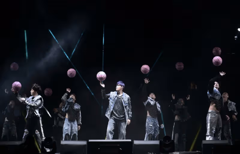 周杰倫香港戶外演唱會氛圍熱烈,唱40首歌仍未盡興,場內外人潮湧動