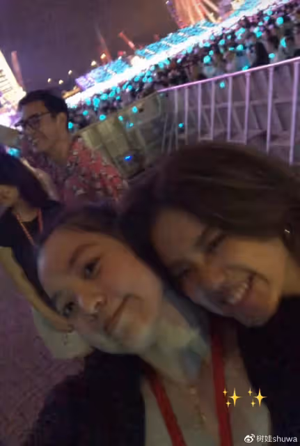 周杰倫香港戶外演唱會氛圍熱烈,唱40首歌仍未盡興,場內外人潮湧動