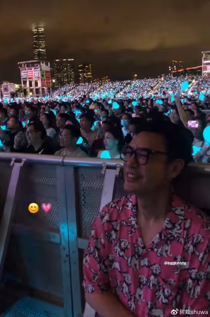 周杰倫香港戶外演唱會氛圍熱烈,唱40首歌仍未盡興,場內外人潮湧動