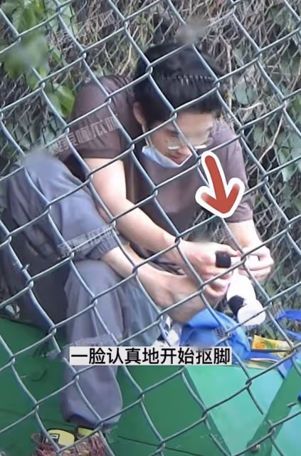 劉昊然被曝打球時摳腳又聞手遭群嘲,工作室發文解釋極力挽回形象