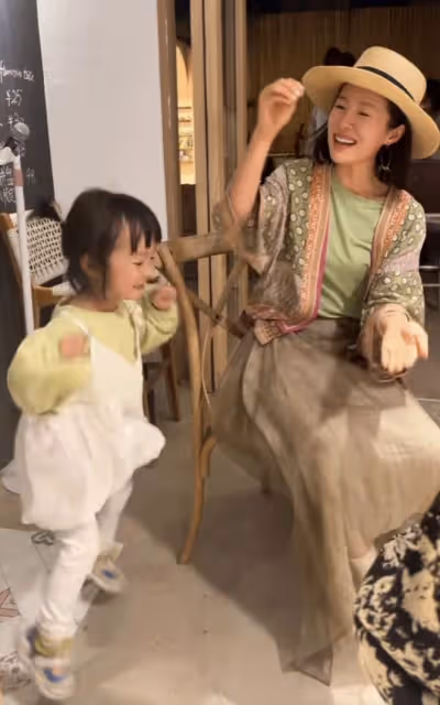 江一燕教娃唱跳「挖呀挖」,跪地上與孩子互動,2歲女兒顏值頗高