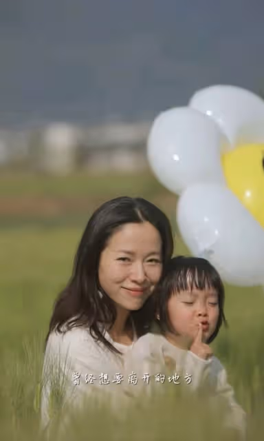 江一燕教娃唱跳「挖呀挖」,跪地上與孩子互動,2歲女兒顏值頗高