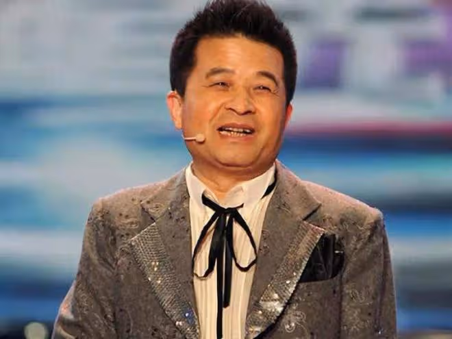64歲畢福劍與友人爬山,汗水浸濕衣服臉頰鬆弛,被小伙搭肩不生氣