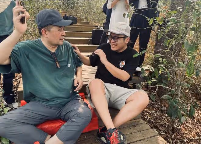 64歲畢福劍與友人爬山,汗水浸濕衣服臉頰鬆弛,被小伙搭肩不生氣